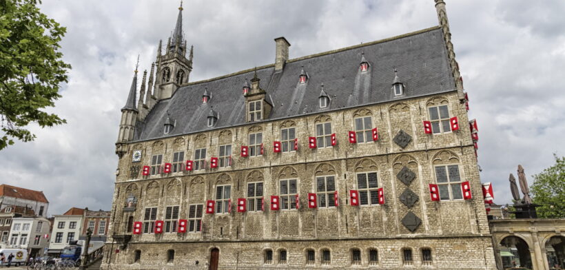 Foto van het historisch stadhuis van Gouda op de Markt