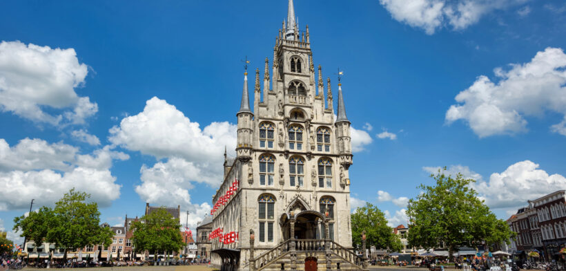 Historische stadhuis op de Markt in het oude centrum van Gouda